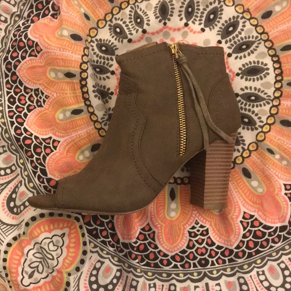 Gently used heels - Picture 1 of 2